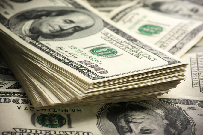 Доллар на закрытии межбанковских торгов вырос на 17 копеек в покупке и в продаже.