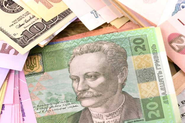 Национальный банк ослабил официальный курс гривны на 3 копейки до — 25,13 грн/$.