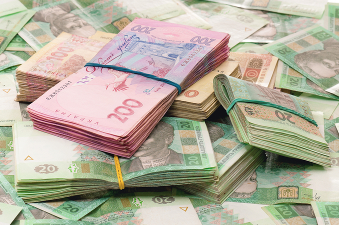 Национальный банк повысил официальный курс гривны на 2 копейки до 24,96 грн/$.
