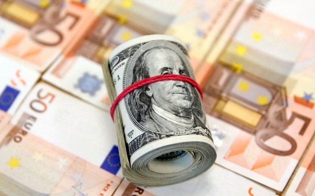 Евровалюта сдает позиции в глобальной кредитно-денежной системе.