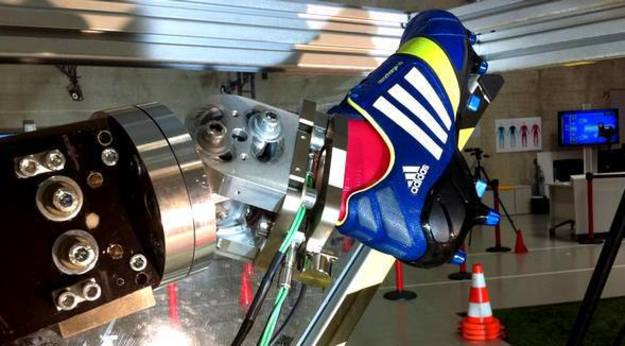 Adidas вернет производство в Германию с помощью роботовКомпания Adidas решила начать в 2017 году массовое производство обуви на заводе недалеко от Ансбаха в Баварии, после шести месяцев испытаний.