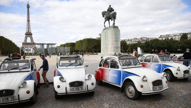 Власти Парижа запретили пользоваться автомобилями, зарегистрированными до октября 1997 года и мотоциклами с датой регистрации – до июня 1999 года.