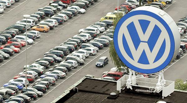 Volkswagen заплатит $15 млрд, чтобы урегулировать обвинения в махинации с показателями вредных выбросов дизельных автомобилей.
