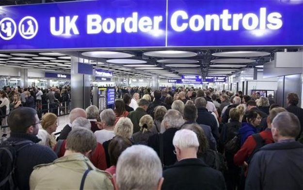 В случае выхода Великобритании из ЕС и отмены свободного передвижения граждан, у властей страны уйдет 140 лет, для того, чтобы выдать визы европейцам.