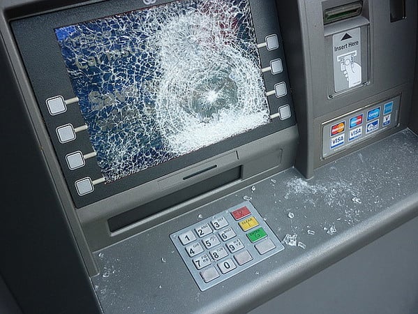 Китаянка, не сумевшая найти работу, со злости разбила 22 банкомата в городе Сяньян провинции Шэньси.