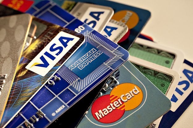 Доля безналичных расчетов платежными карточками в Украине выросла на 34,9% по сравнению с 34,7% в первом квартале этого года.