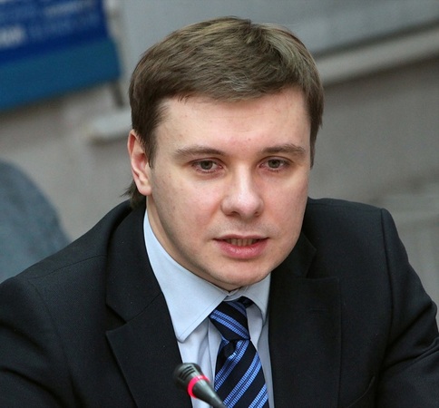 Кабинет министров уволил заместителя министра финансов Романа Качура.