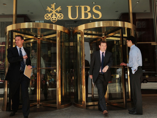 Швейцарский банк UBS заявил, что сэкономит миллиарды франков, если переместит все свои операции по управлению состоянием в единственное отделение в Германии.