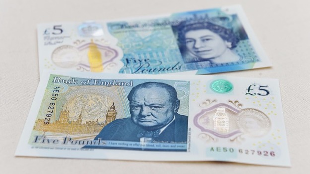 В Великобритании начался процесс замены бумажных денег на пластиковые.