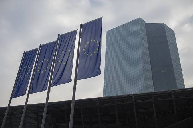 Европейский центральный банк должен проявлять большую гибкость при интерпретации своего инфляционного мандата.