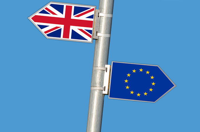 Финансовые институты в Великобритании потеряют «паспортные права», позволяющие им работать во всех странах ЕС, если Британия не останется, по меньшей мере, частью Европейской экономической зоны.