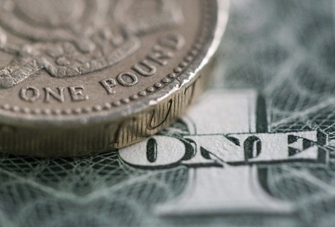 Британская валюта взяла курс на пятый подряд квартальный спад против доллара.