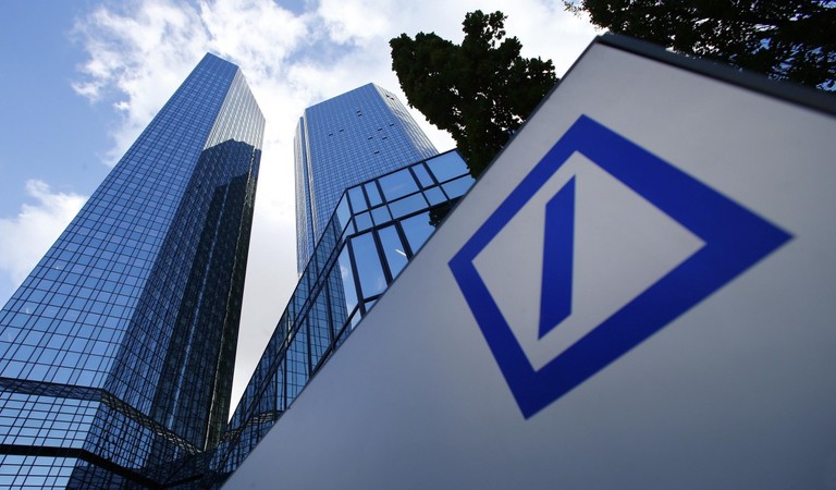 Правительство Германии и финансовые регуляторы страны готовят план спасения Deutsche Bank, на случай неспособности банка самостоятельно увеличить капитал для оплаты судебных издержек.