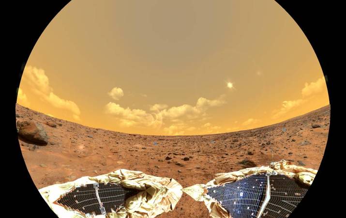 Компания Илона Маска SpaceX разрабатывает массивный ракетоноситель и капсулу, позволяющие перевозить большие количества людей и грузов на Марс.
