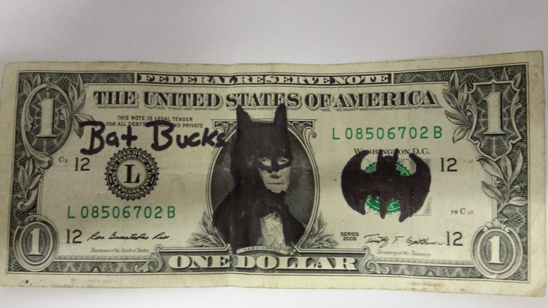 Частный коллекционер купил костюм Бэтмена, который носил Кристиан Бейл в культовом фильме «Темный рыцарь» и «Темный рыцарь: Возрождение легенды» за 192 000 фунтов ($250 000).