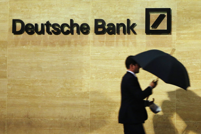 Около 10 хеджевых фондов решили вывести активы своих клиентов из Deutsche Bank из-за опасений, что банку не хватит денег, чтобы расплатиться с властями США.