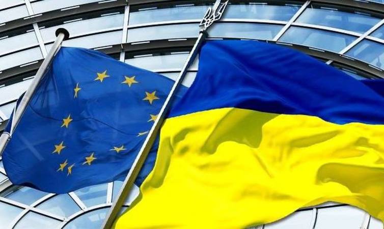 Европейский союз требует от Украины отменить запрет на экспорт леса и урегулировать выделение соцпомощи внутренним переселенцам.