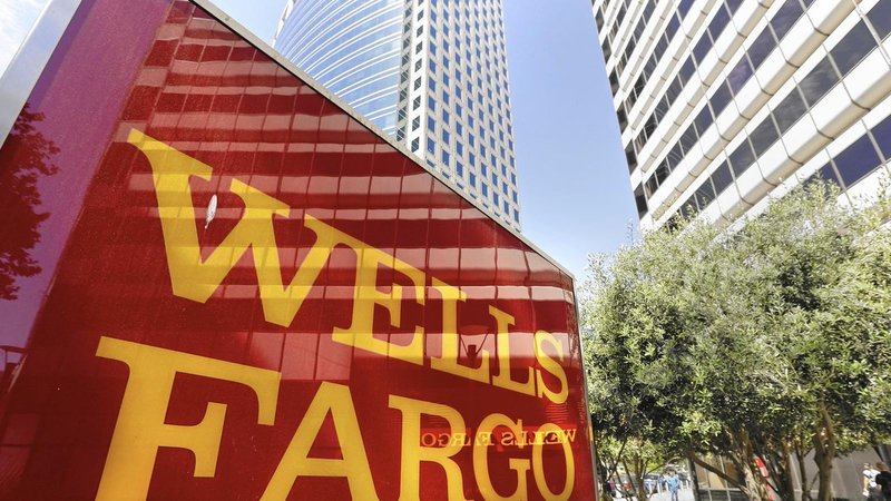 Председатель и главный исполнительный директор Wells Fargo Джон Штумпф уходит в отставку, после скандала с подделкой счетов клиентов.