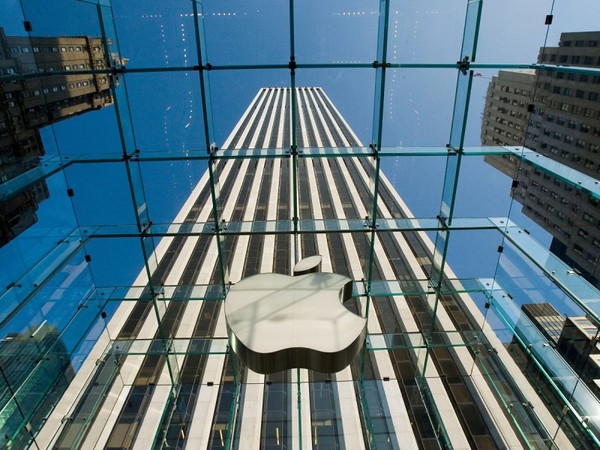 Выручка и прибыль в годовом исчислении технологического гиганта Apple сократилась первый раз с 2011 года.