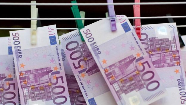 Болгарские полицейские обнаружили на дне водоема фальшивые банкноты на сумму около 13 миллионов евро, сообщает Русская служба BBC.