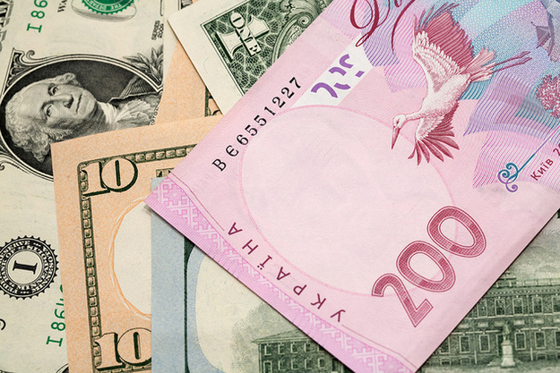 Национальный банк повысил официальный курс гривны на 2 копейки — до 25,57 грн/$.