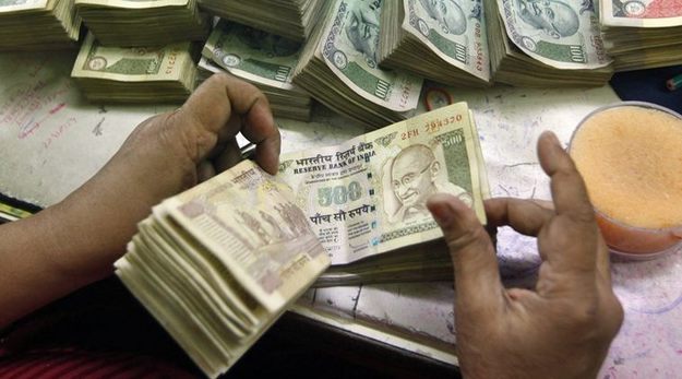 Власти Индии два дня назад объявили об изъятии банкнот номиналом в 500 и 1000 рупий.