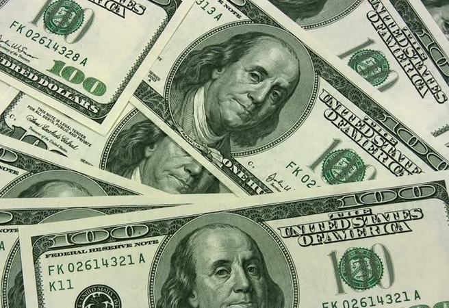 В пятницу доллар на межбанке вышел за пределы негласного коридора этой недели — 25,55-25,595 гривен.