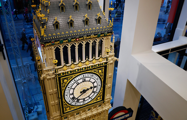 В центре Лондоне на Лестер-сквер открыли крупнейший в мире магазин конструкторов Lego, сообщает «Русская служба BBC».