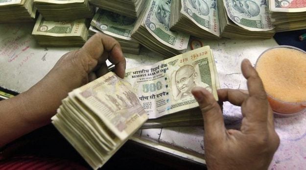 Индийское правительство вслед за решением о выводе из оборота крупных банкнот ужесточило правила обмена валюты, сообщает «Интерфакс».