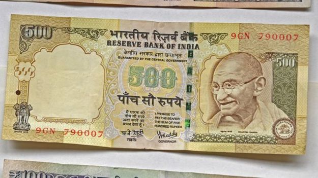 Население Индии сдаст в банки около 13 трлн рупий ($192 млрд) крупными купюрами номиналом 1 000 и 500 рупий старого образца, которые неожиданно вывели из обращения с 9 ноября.
