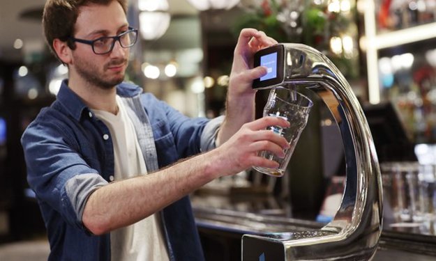 Посетители лондонского бара Henry’s Café Bar смогут на Рождество протестировать новое устройство самообслуживания для подачи пива, которое оснащено бесконтактным кардридером.