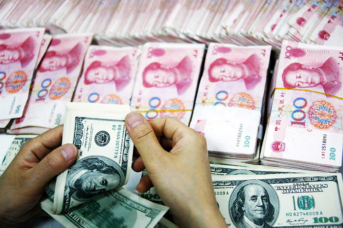 В Китае с 1 января ужесточили контроль за покупкой гражданами страны иностранной валюты, сообщает BBC.