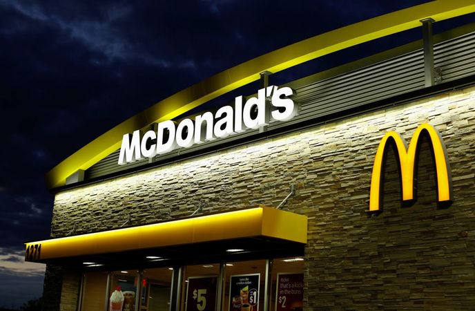 Компания McDonaldʼs продаст 80 процентов своей сети в Китае за $1,7 млрд, сообщает Bloomberg.