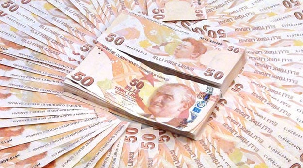 В понедельник турецкая лира достигла рекордно низкого уровня по отношению к доллару — 3,72 лиры за доллар.