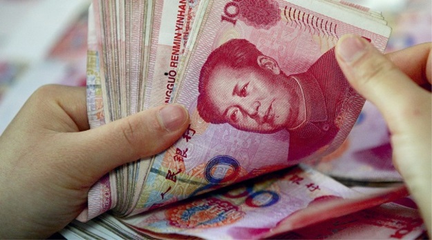 Китайские регуляторы блокируют операции банков по выводу юаенй из страны.