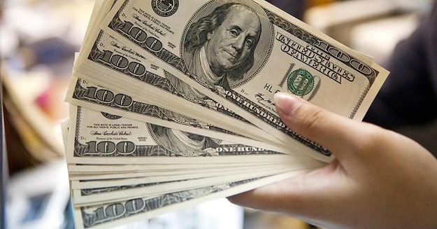 В понедельник гривна смогла потеснить доллар за счет фактора «дней бюджетных платежей».