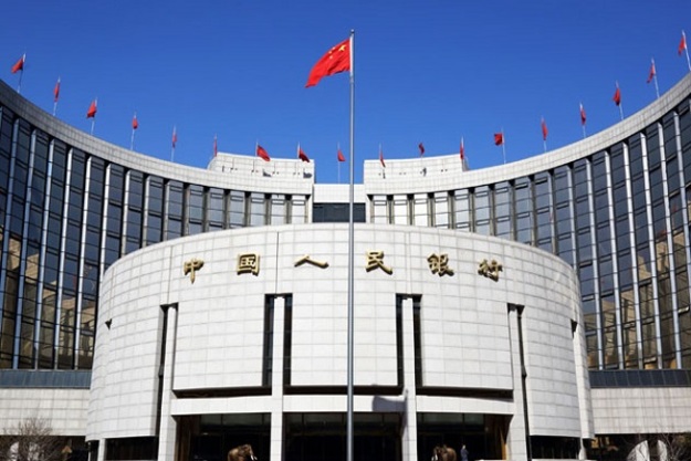 Центральный банк Китая дал распоряжение кредитным организациям страны строго контролировать выдачу новых кредитов в первом квартале 2017 года, чтобы сдержать избыточную долговую нагрузку финансовой системы.