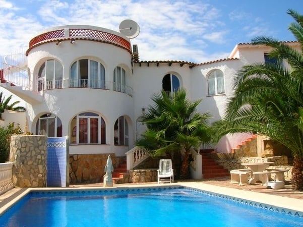 Испанская недвижимость считается достаточно привлекательным вариантом, если покупатель-иностранец ищет жилые квадратные метры в европейской стране.