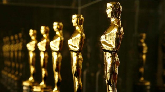 Номинанты на премию «Оскар» 2017 года в самых престижных категориях получат более дешевые наборы подарков, чем год назад, сообщает «Интерфакс».