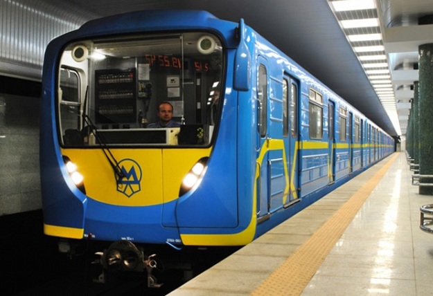 С 1 апреля 2017 года проезд в метрополитене для льготников будет осуществляться исключительно с помощью «Карточки киевлянина».