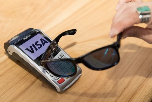 Международная платежная система Visa представила солнцезащитные очки со встроенным в одну из дужек чипом, который позволяет осуществлять бесконтактные платежи.