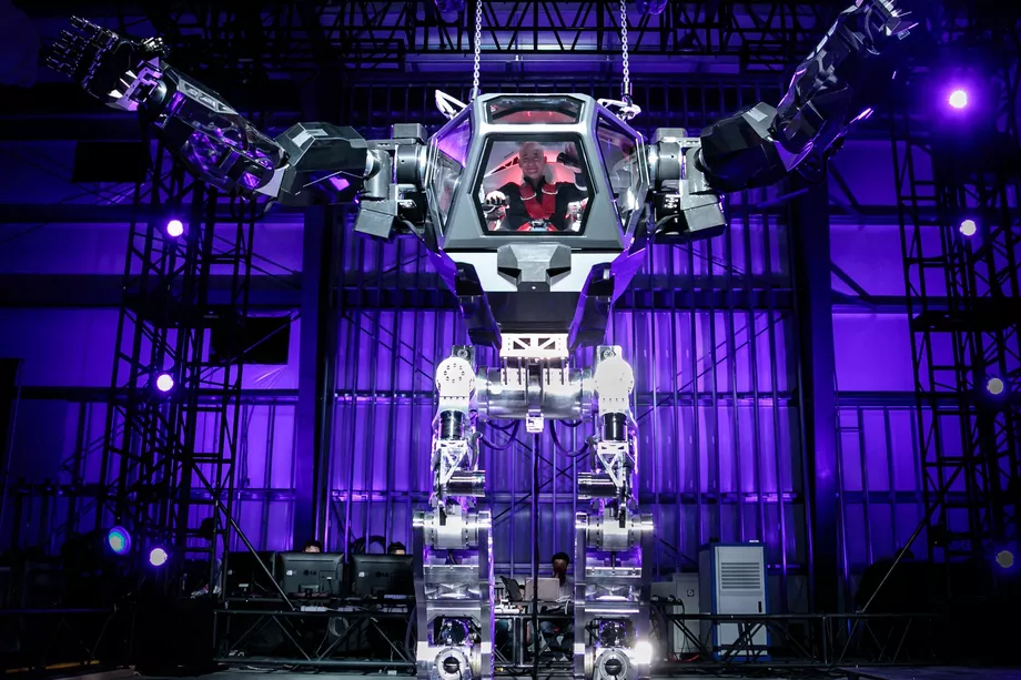 Пятый самый богатый человек в мире и глава компании Amazon Джефф Безос представил человекоподобного робота на ежегодной конференции, посвященной робототехнике и исследованию космического пространства, сообщает TheVerge.