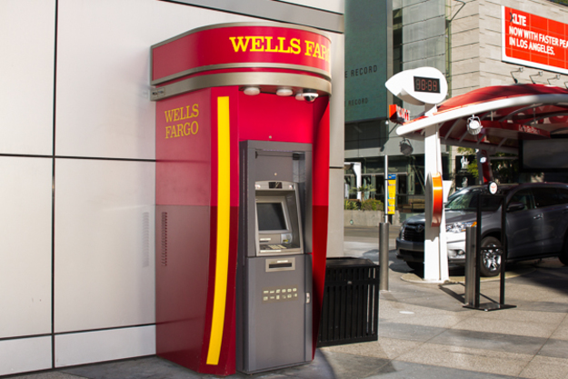 Клиенты Wells Fargo & Co могут снимать деньги с помощью смартфона в любом фирменном банкомате.