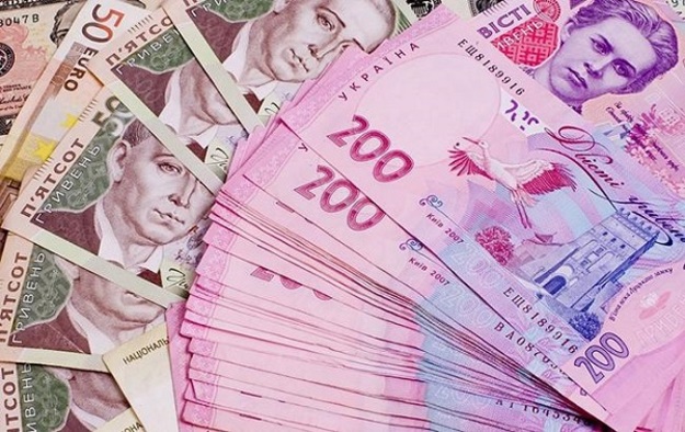 Национальный банк понизил официальный курс гривны на 7 копеек до 27,12/$.