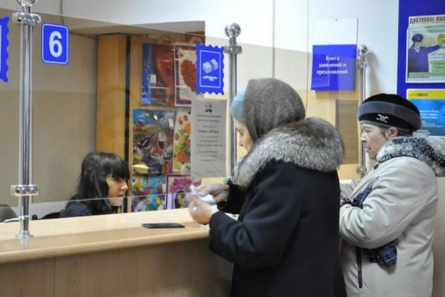 С 1 апреля украинские пенсионеры, получающие выплаты в российских банках по пенсионным карточкам, будут получать свои деньги в отделениях Укрпочты по месту регистрации (прописки).
