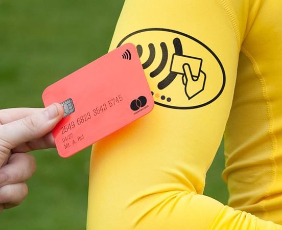 Благодаря инновационной разработке Mastercard, технология бесконтактной оплаты будет интегрирована в красные и желтые карточки судей, что даст игрокам возможность платить штрафы прямо на поле.