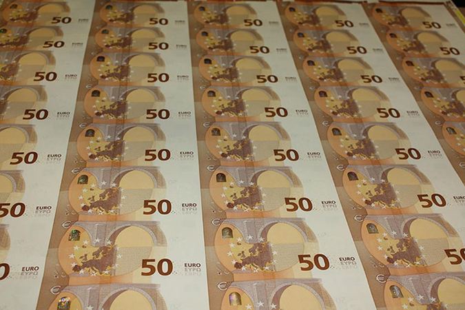 4 апреля Европейский центральный банк ввел в обращение новую банкноту в 50 евро.