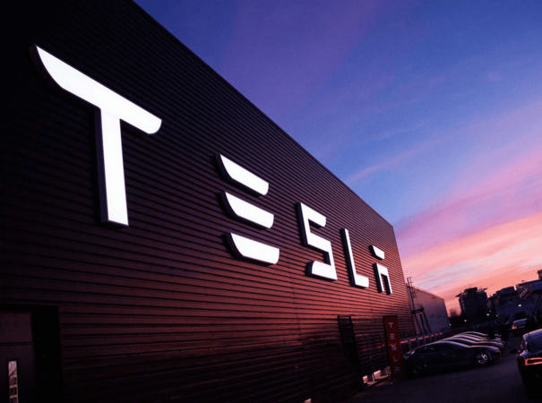 Компания Tesla, обогнав по рыночной стоимости General Motors, стала самым дорогим автопроизводителем в США.
