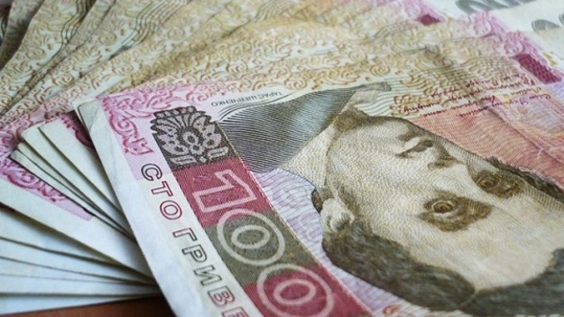 Национальный банк понизил официальный курс гривны на 4 копейки до 27,15/$.