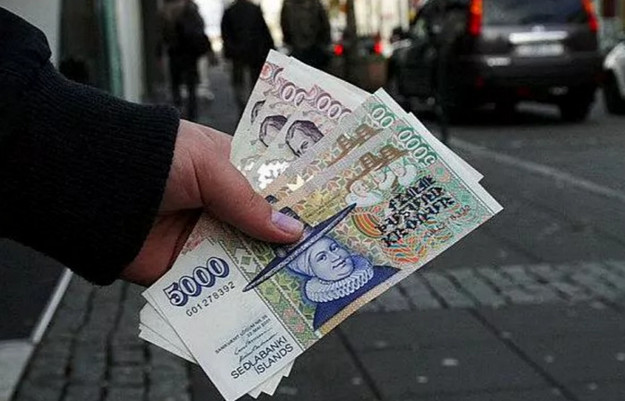 Исландия изучает возможность привязки своей валюты к евро в попытке стабилизировать крону.